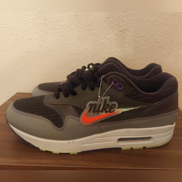 Mens Nike Air Max 1 Future Swoosh Pack size 11 gently used. In Good condition - Picture 3 of 9